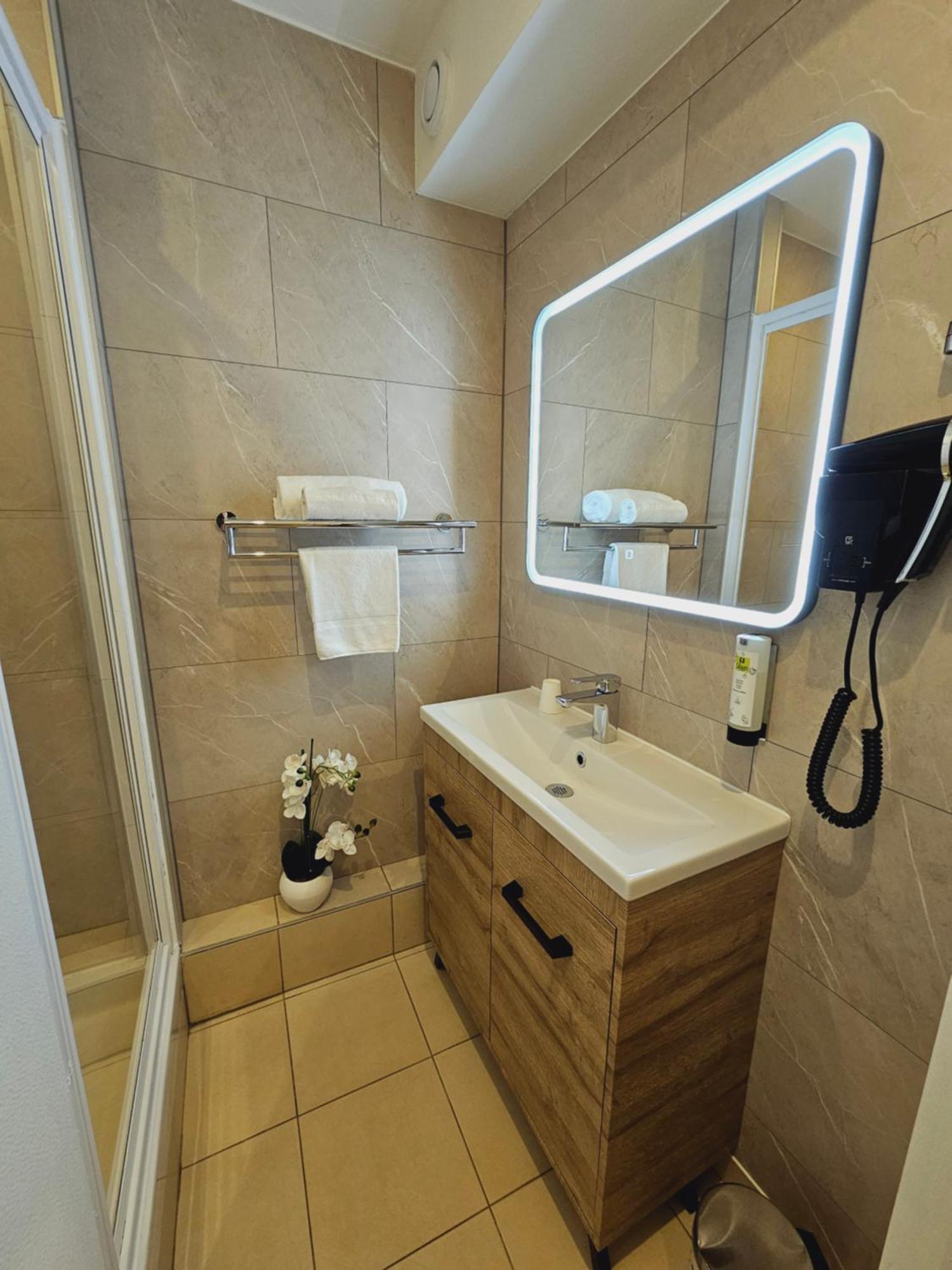 Logis Loire Hotel - Les Cocottes Restaurant Les Rosiers-sur-Loire Ngoại thất bức ảnh